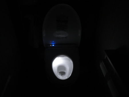 TOTO「レストパル」LEDライトで光っている画像