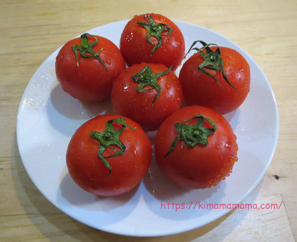 トマトにベジセーフをスプレーする画像