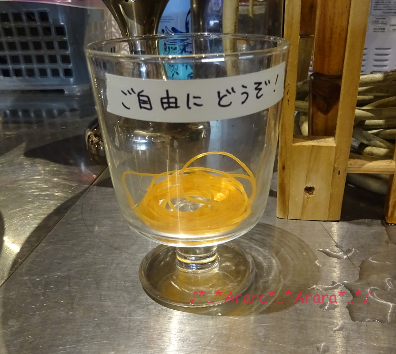 コナンカフェのランチョンマットお持ち帰り用の輪ゴムの画像